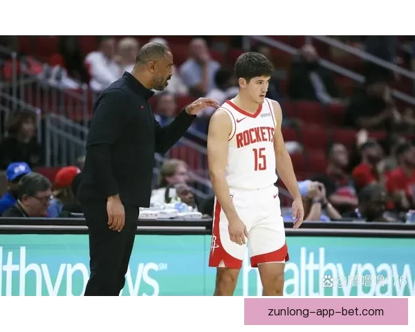 弗朗西斯称乌度卡为火箭注入强硬与坚韧 现有阵容下已展现出色执教能力